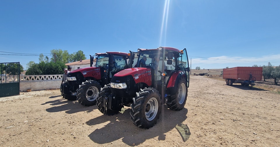 Entrega de Gémeos CASE FARMALL 100 A