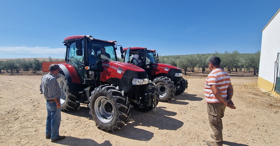 Entrega de Gémeos CASE FARMALL 100 A