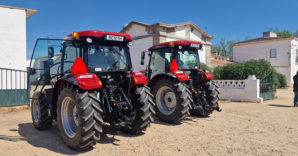 Entrega de Gémeos CASE FARMALL 100 A