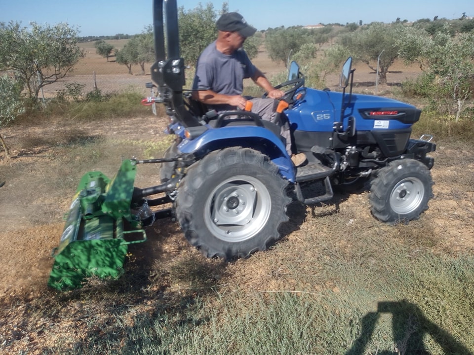 Farmtrac FT26 com fresa e charrua